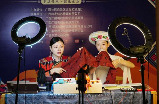 تقرير: وسائل التواصل الاجتماعي والتطبيقات الجديدة تضخ دماء جديدة في فنون التراث الثقافي غير المادي في الصين