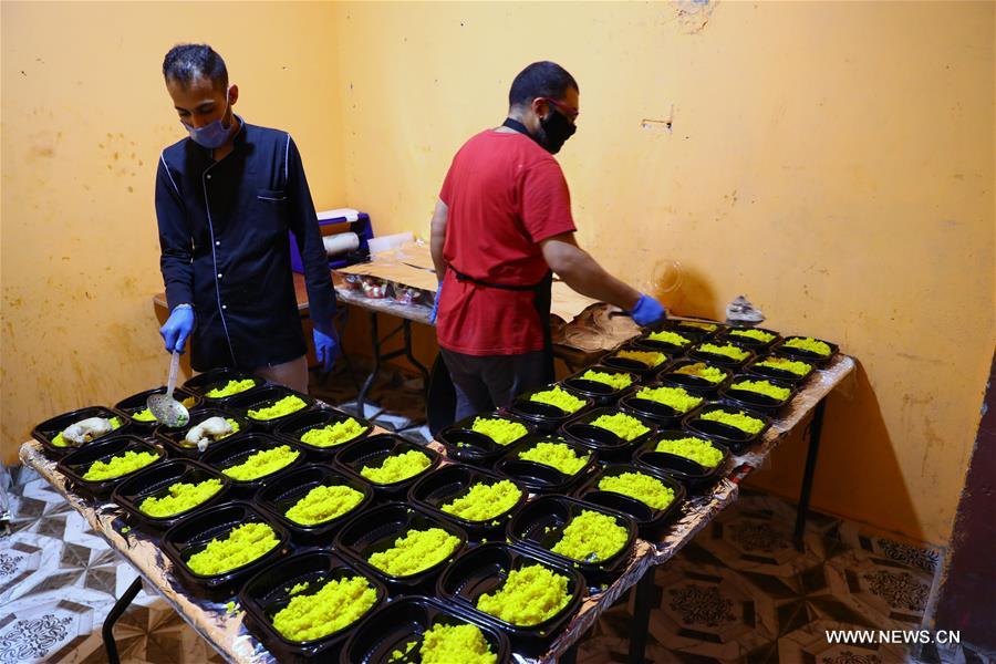 مقالة : متطوعون مصريون يقومون بطهي وتوصيل وجبات مجانية لمرضى كورونا في العزل المنزلي