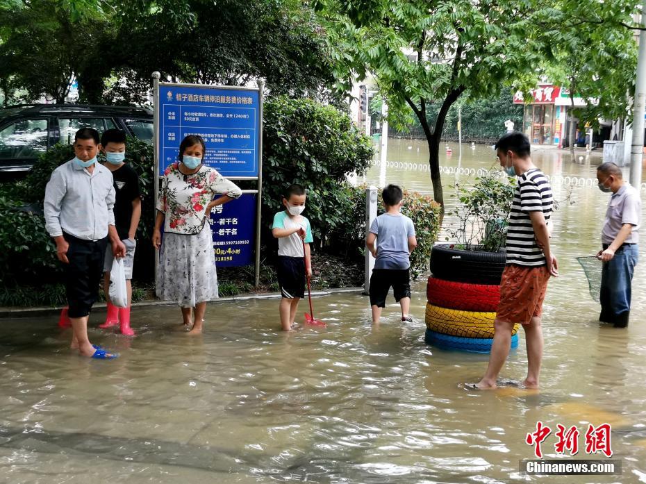 الصين تخصص 150 مليون يوان للإغاثة من الفيضانات