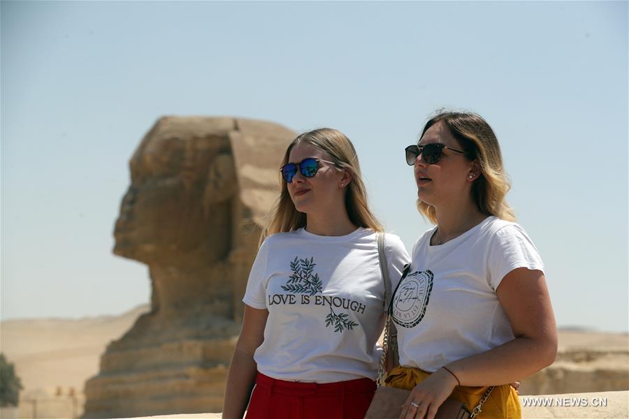 سعادة ممزوجة بالأمل بين العاملين في السياحة المصرية إثر استئنافها