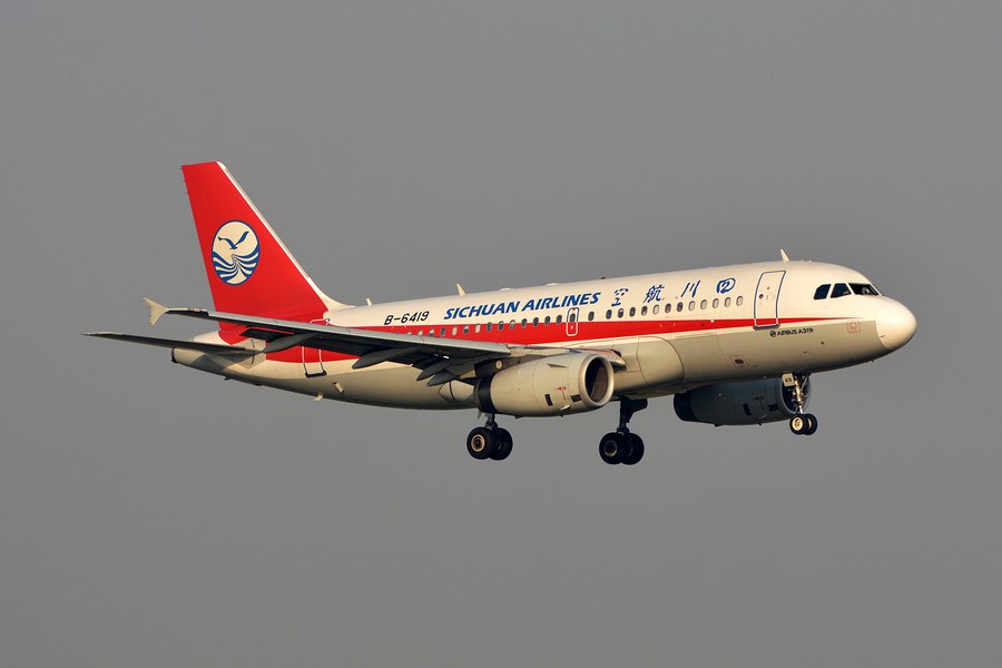  تعليق رحلة خطوط سيتشوان الجوية من القاهرة إلى تشنغدو الصينية جراء إصابات بكوفيد-19 بين الركاب