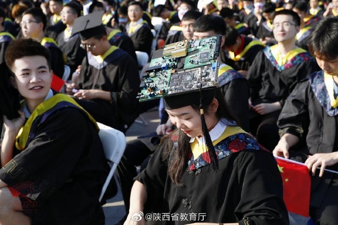 طالبة ترتدي قبعة بكالوريوس مصنوعة من لوحة تحكم كهربائية  في حفل التخرج