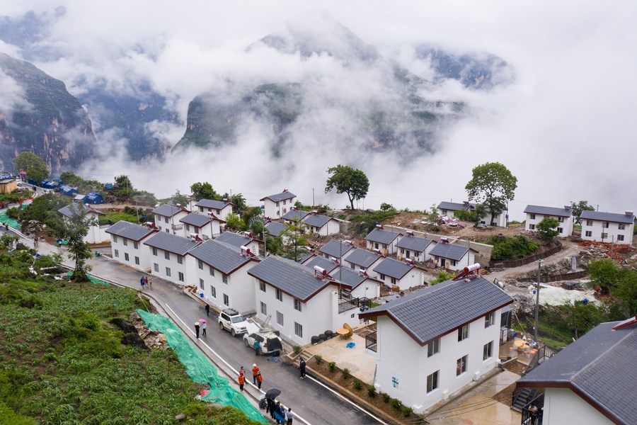 طريق معبد يربط قرية جبلية نائية في جنوب غربي الصين مع العالم خارجها