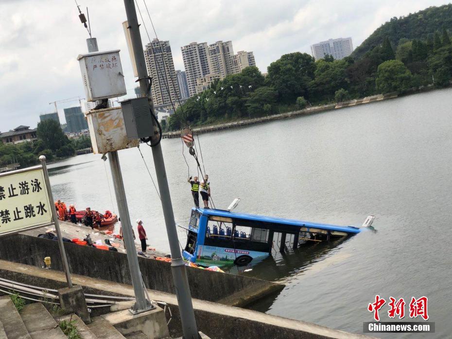 مصرع 21 شخصا وإصابة 15 آخرين عقب غرق حافلة في بحيرة بجنوب غربي الصين