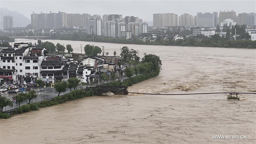 فيضانات تدمر جسرا قديما في شرقي الصين