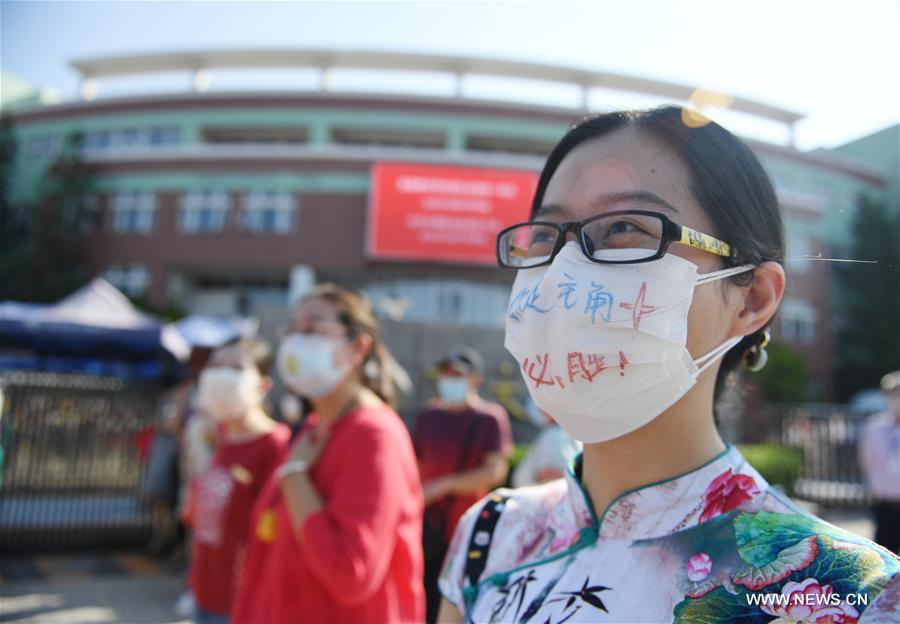 مقالة : أكثر من 10 ملايين طالب صيني يخوضون امتحان الالتحاق بالجامعة وسط تدابير مشددة للوقاية من الوباء