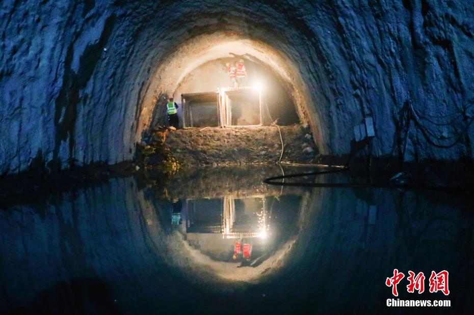 عمال صينيون ينجحون في حفر نفق شديد الخطورة يحتوي على 8 غازات ضارة في جنوب غربي البلاد