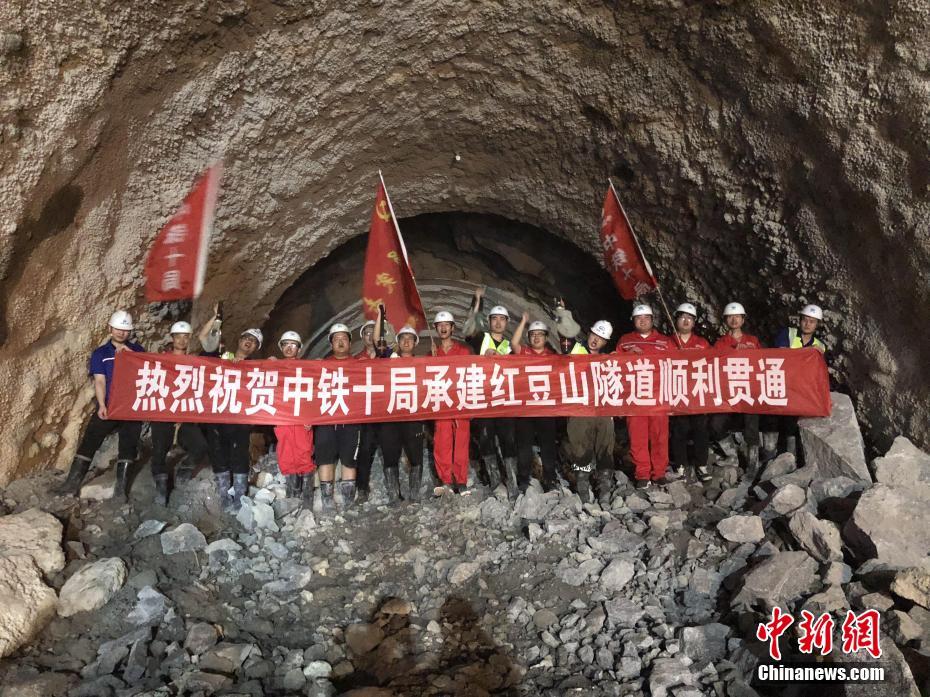 عمال صينيون ينجحون في حفر نفق شديد الخطورة يحتوي على 8 غازات ضارة في جنوب غربي البلاد