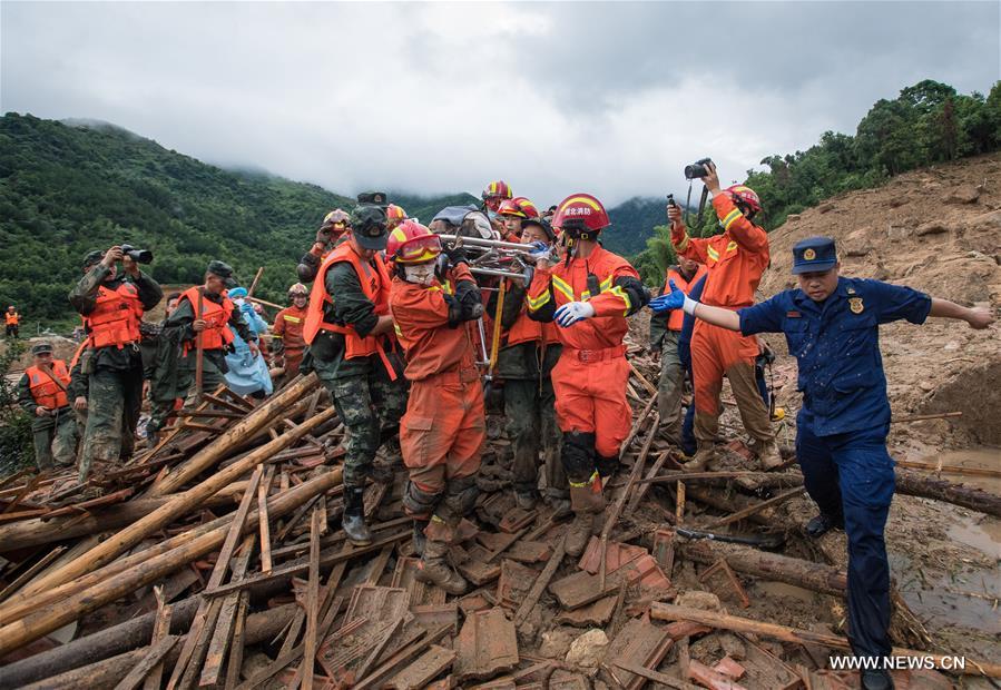 إنقاذ امرأة مسنة بعد انهيار أرضي في مقاطعة هوبي بوسط الصين