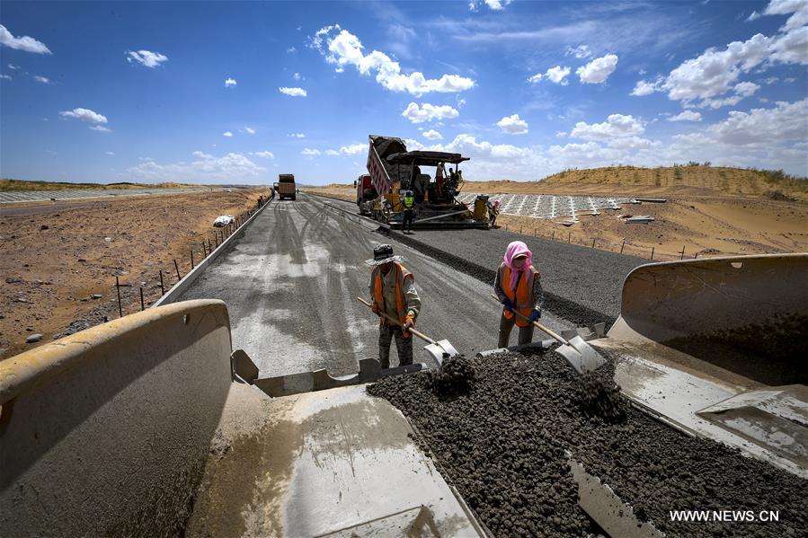 بناء أول طريق سريع في الصحراء في شمال غربي الصين