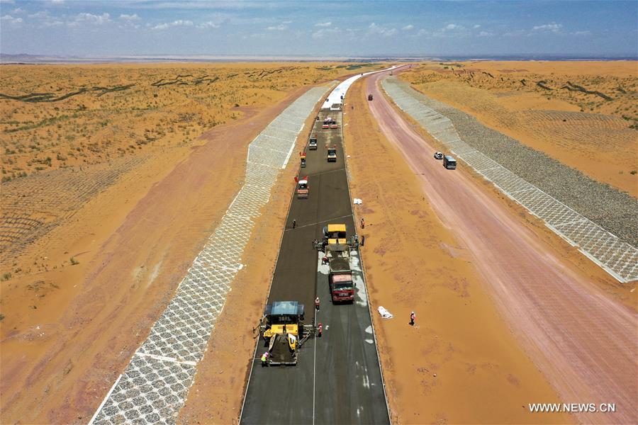 بناء أول طريق سريع في الصحراء في شمال غربي الصين