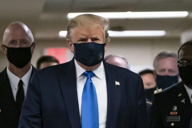 ترامب يرتدي قناع وجه أمام الكاميرا لأول مرة أثناء زيارته لمستشفى عسكري