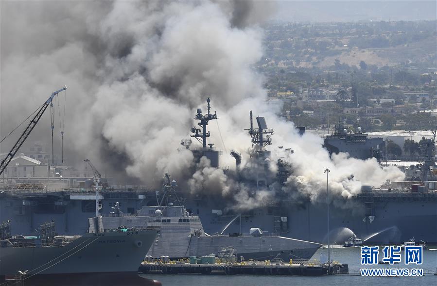 إصابة 18 بحارا في حريق على متن سفينة للبحرية الأمريكية في كاليفورنيا