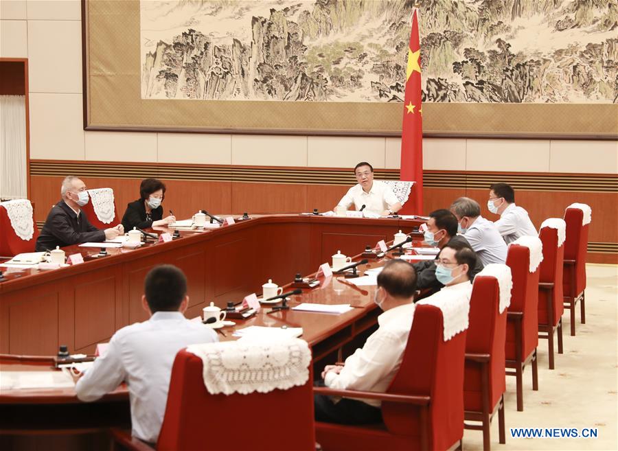 رئيس مجلس الدولة الصيني يشدد على تعزيز تنفيذ السياسات وزيادة الإصلاح