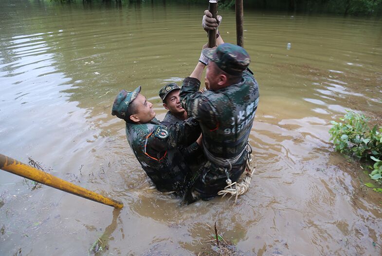 إرسال 7000 من جنود الجيش إلى شرقي الصين لمكافحة الفيضانات