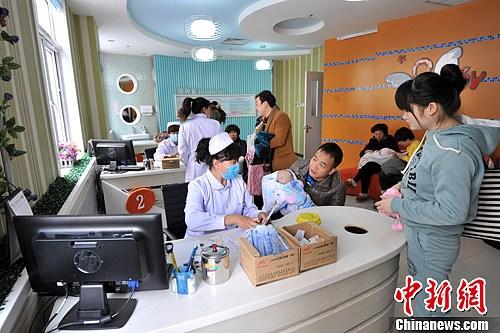 صحيفة: الصين تشجع مستشفيات المجمعات السكنية على إنشاء عيادات الحمى