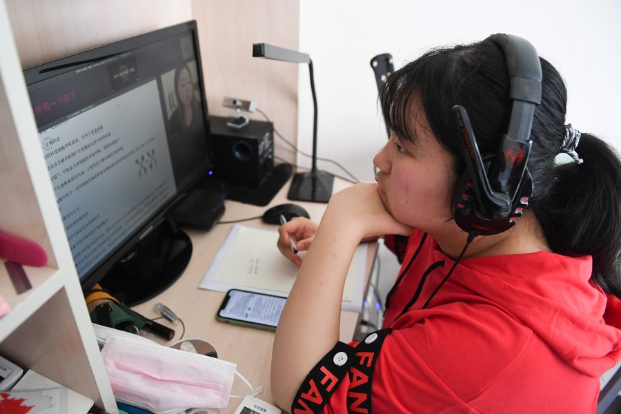 أكثر من 81.3 بالمئة من طلاب المدارس الثانوية الصينية يدرسون عبر الإنترنت خلال الوباء