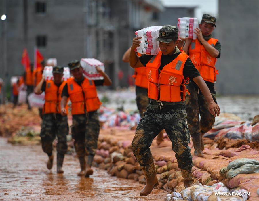 قوات الشرطة المسلحة تشارك في مواجهة الفيضانات في محافظة شرقي الصين