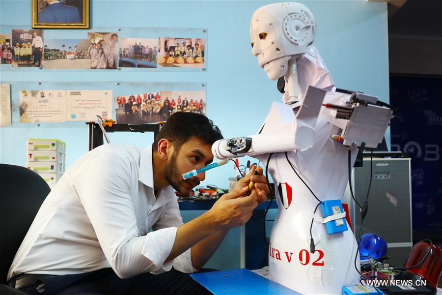 مقالة : مهندس مصري يبتكر روبوتا لتشخيص ورعاية مصابي كورونا