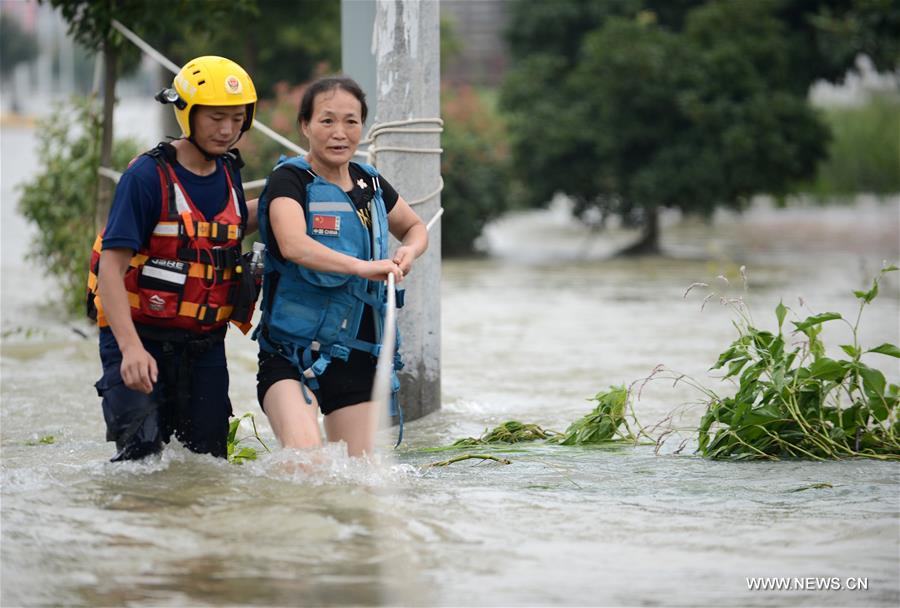 إجلاء سكان حاصرتهم الفيضانات في شرقي الصين