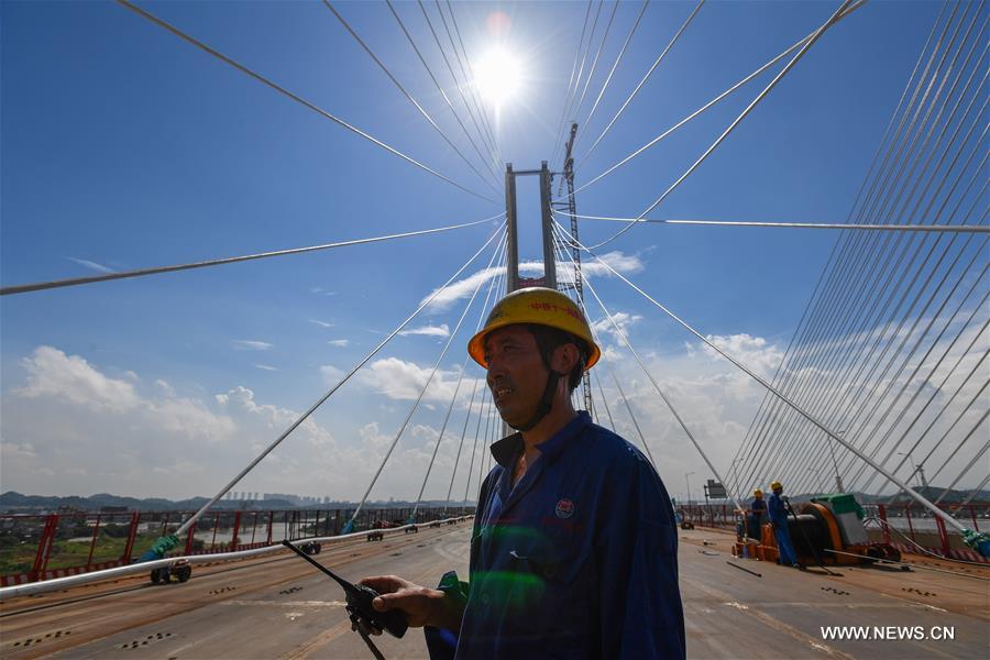 بناء جسر كبير معلق بالكابلات لسكة حديد ميناء نانشا