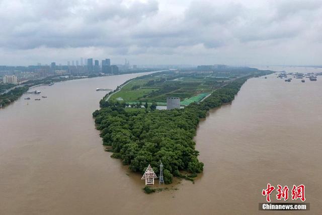 نهر اليانغتسي الصيني يستقبل الفيضان الثالث في هذا العام