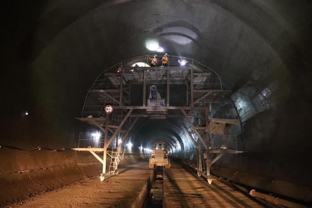 إكمال حفر أطول نفق للسكك الحديدية فائقة السرعة في شرقي الصين