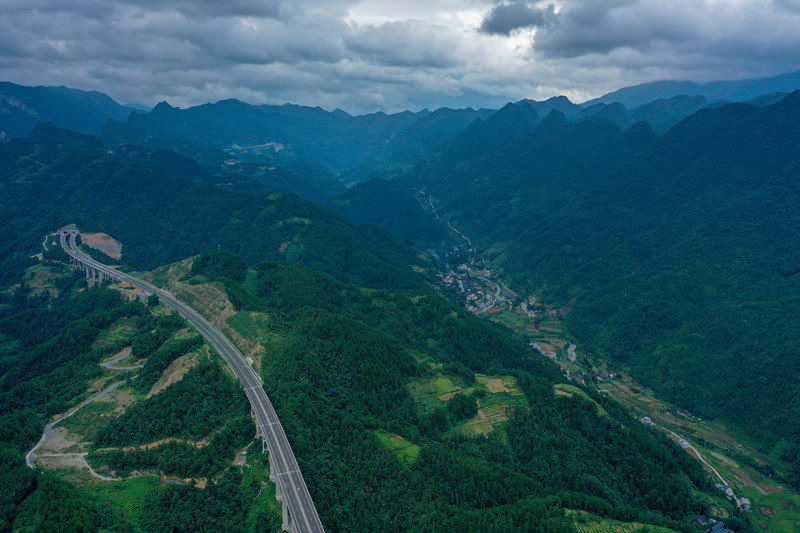 افتتاح طريق سريعة بمحافظة انشي الجبلية، اخر منطقة بدون طرق سريعة في هوبي