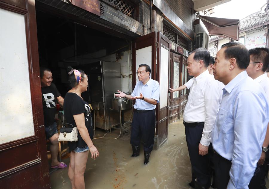 رئيس مجلس الدولة الصيني يشدد على السيطرة على الفيضانات وتعزيز التعافي الاقتصادي