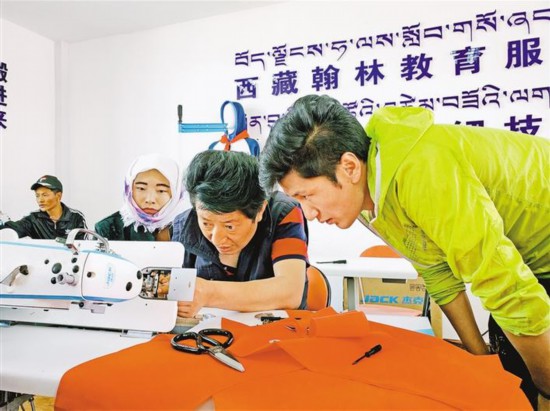 منطقة التبت الصينية تساعد 543 ألف مزارع وراع على إيجاد فرص عمل