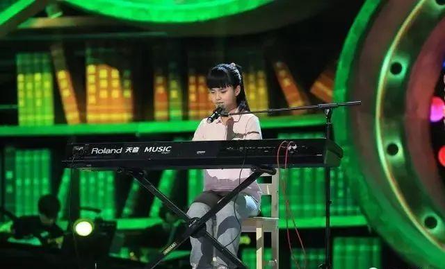فتاة صينية مكفوفة تعزف على البيانو من الذاكرة