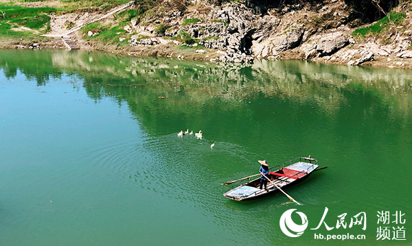 عائلة الملاحين في إنشي تساعد القرويين على عبور النهر لمدة 150 عام مجانًا