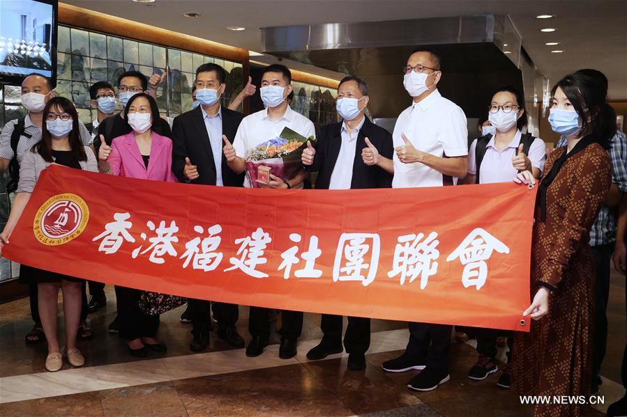 وصول 89 عاملا طبيا من البر الرئيسي الصيني إلى هونغ كونغ لدعم مكافحة كوفيد-19