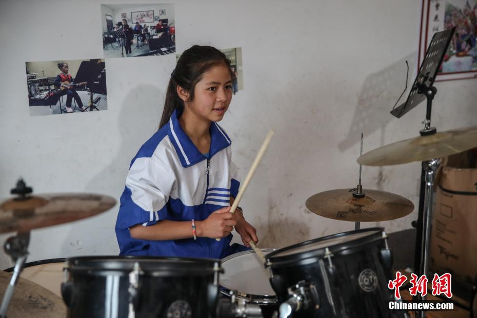 في مدرسة على السحاب .. فرقة روك  تثري حياة الطلاب الريفيين في الصين