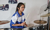 في مدرسة على السحاب .. فرقة روك تثري حياة الطلاب الريفيين في الصين