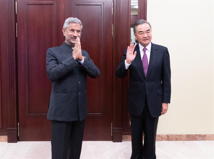وزيرا خارجية الصين والهند يجريان مباحثات مستفيضة ومتعمقة حول الوضع في المناطق الحدودية
