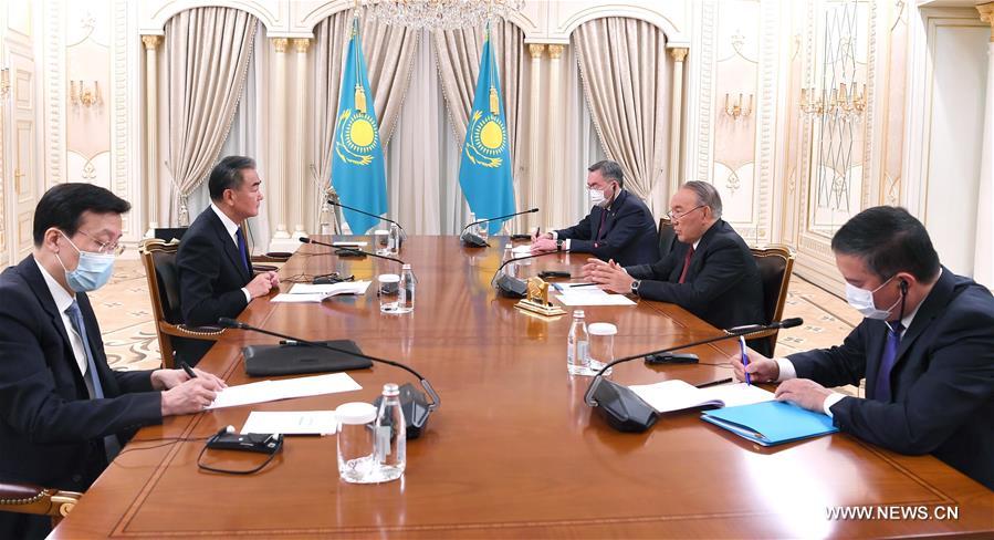رئيس قازاقستان السابق يلتقي عضو مجلس الدولة الصيني لمناقشة العلاقات الثنائية