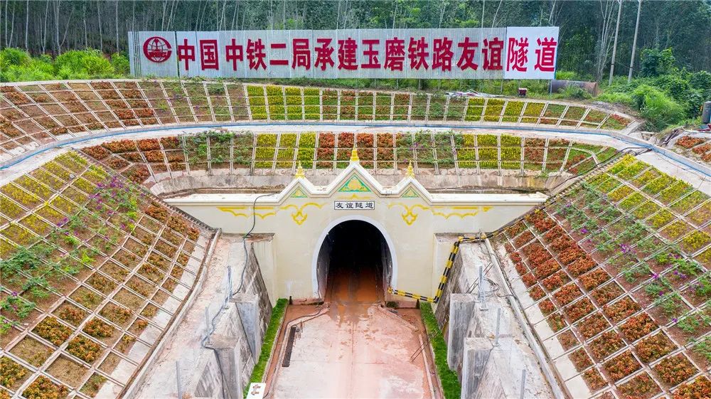 اكتمال حفر نفق السكك الحديدية بين الصين ولاوس