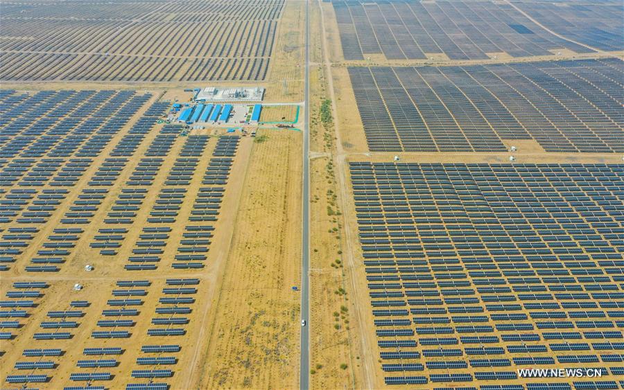 قاعدة الطاقة الكهروضوئية في صحراء كوبوتشي شمالي الصين