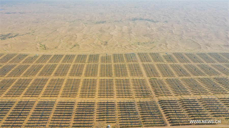 قاعدة الطاقة الكهروضوئية في صحراء كوبوتشي شمالي الصين