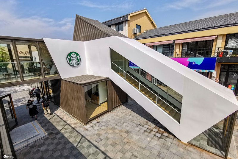 ستاربكس تفتتح مقهى مصنوع من الحاويات بمدينة شنغهاي