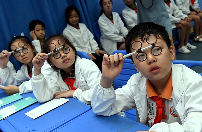 مسح: الآباء الصينيون قلقون على صحة عيون أولادهم بعد كوفيد-19