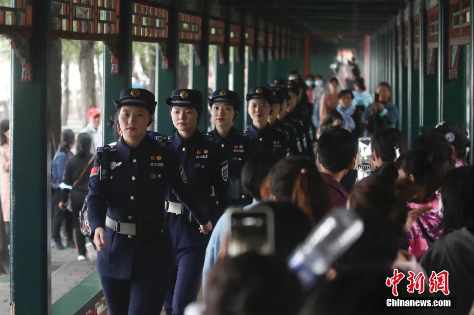 فريق دورية نسائية في القصر الصيفي ببكين يلفت أنظار السياح