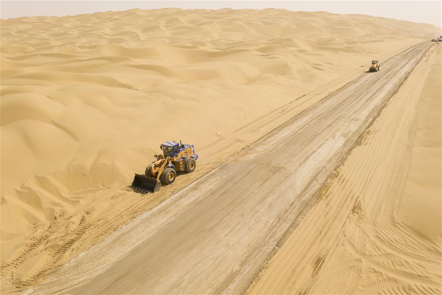 اكتمال بناء أساس لطريق جديد يعبر أكبر صحراء في الصين