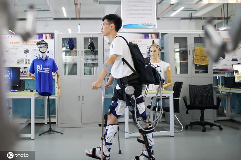 طلاب صينيون يخترعون روبوتا قابلا للارتداء يساعد المعاقين على المشي