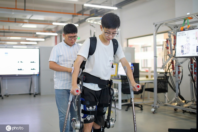 طلاب صينيون يخترعون روبوتا قابلا للارتداء يساعد المعاقين على المشي