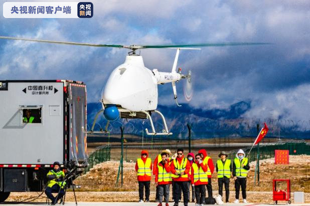 طائرة هليكوبتر بدون طيار صينية الصنع تطير من أعلى مطار مدني في العالم