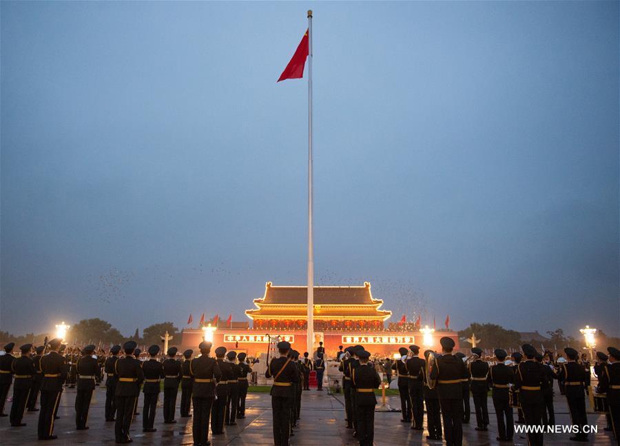 مراسم رفع العلم الوطني بمناسبة العيد الوطني الصيني