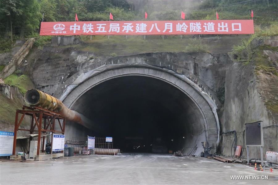 اكتمال حفر نفق على سكك حديد رئيسية جنوب غربي الصين