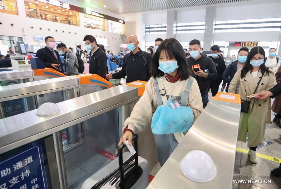 الصين تشهد زيادة في رحلات القطارات مع اقتراب انتهاء العطلة الوطنية